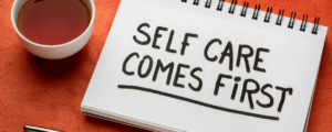 Les anglophones utilisent le terme self-care, qui est le fait de prendre du temps pour assurer son bien-être physique et mental.